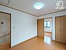 洋室：陽ざし差し込む明るくシンプルなお部屋です！窓を開け放ち、空気の入替もスムーズに行えそうですね！フローリングのお部屋で快適な暮らしをスタートしましょう。