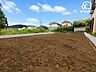 外観：【現地写真】周辺は落ち着いた戸建てが立ち並ぶ穏やかな住宅街。穏やかな新生活がスタートします。