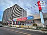 周辺：サンドラッグ東久留米八幡町店 徒歩4分。【駐車場】有　店舗脇のスロープを上がり、屋上駐車場へ。エレベーター設置あります！　 280m