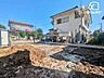 外観：周辺は落ち着いた戸建てが立ち並ぶ穏やかな住宅街。穏やかな新生活がスタートします。