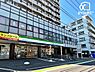 周辺：ファミリーマート 東久留米東本町店 徒歩4分。24時間営業　『あなたと、コンビに、ファミリーマート』急なお買い物にも大変便利ですね。 290m
