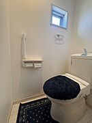 小窓のある2階の温水洗浄便座付トイレです。
