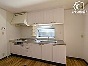 作業に集中できる壁付けキッチン。また、目の前に壁があることによって汚れの飛び散りなどを気にせずに作業ができるというメリットもあります。