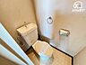 トイレ：シンプルな内装のスッキリとしたトイレです。