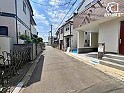 車通りの少ない落ち着いた環境。お車の出し入れも落ち着いてできる、ゆったりとした環境です。現地にて是非環境をお確かめください。