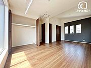 明るく落ち着いた雰囲気の子ども部屋。遊びも学びもバランスよく楽しめる、心地よい空間です。