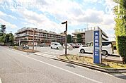 大泉病院 徒歩13分。大泉学園の風致地区という緑の多い住宅街の中にあります。西武池袋線「大泉学園駅」よりバスで15分。バス停より徒歩7分。 990m