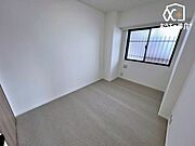 陽ざし差し込む明るくシンプルなお部屋です！窓を開け放ち、空気の入替もスムーズに行えそうですね！フローリングのお部屋で快適な暮らしをスタートしましょう。
