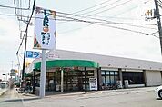 ラコマート上安松店 徒歩9分。9～21時まで営業しております。 近隣住民の方々でいつも賑わっております。 720m