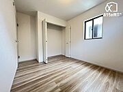明るく落ち着いた雰囲気の子ども部屋。遊びも学びもバランスよく楽しめる、心地よい空間です。