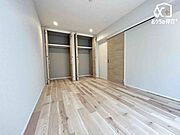 7帖のバルコニーに面したゆとりある寝室は、柔らかな光に包まれた癒しの空間。ベッドや収納家具もゆったり配置でき、毎日を静かに心地よく過ごせます。