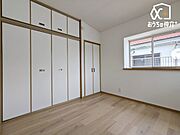 寝室にオススメな6帖洋室の様子です。クローゼットも付いており、寝具・衣類等も豊富に収納可能な寝室です。