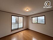 主寝室として使えそうなお部屋です。広めの作りと収納。バルコニーに面し、開放感たっぷりなプライベート空間です。