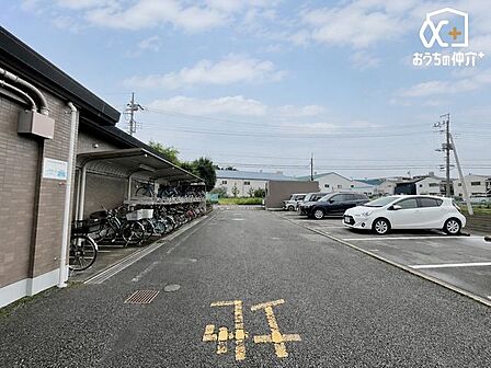 駐輪場・バイク置き場屋根付きなので、雨風や陽射しから守ってくれます!
