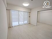 南向きの大きな窓からたっぷり陽光が差し込む明るいリビング。家族団らんやリラックスタイムに最適な開放感あふれる空間です。