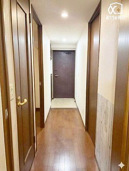 すっきりとした綺麗な印象で住まう人や大切なゲストを優しく迎え入れる、おうちの顔にふさわしい空間です。毎日の「いってきます」と「ただいま」を温かく包み込みます。