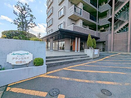 清潔感のある、落ち着いたエントランス。是非一度現地に足を運ばれてみませんか?当社スタッフがご案内いたしますのでお気軽にお問い合わせくださいませ。