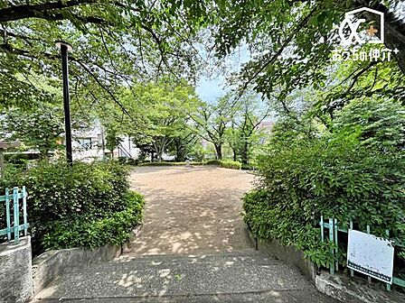 栗谷津東公園 徒歩11分。鯉が泳ぐ池がある長閑な公園 870m