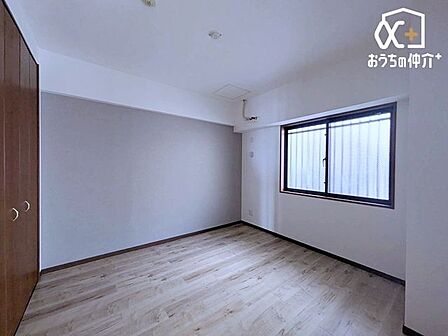 家具の配置がしやすいシンプルなデザインの寝室。
