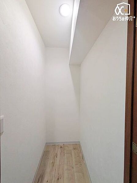 《玄関横の納戸》書類や日用品、掃除道具など手の届きやすいところにスッキリ収納できます。
