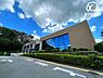 周辺：柳瀬まちづくりセンター 徒歩12分。図書館、体育館も併設しており、使い勝手が良いです。市役所の出張所もあるので、公的書類を取り寄せるのも便利で助かりますね！ 890m