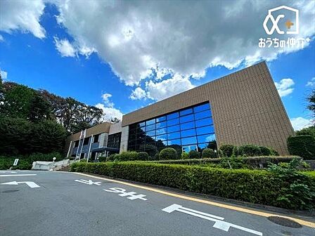 柳瀬まちづくりセンター 徒歩12分。図書館、体育館も併設しており、使い勝手が良いです。市役所の出張所もあるので、公的書類を取り寄せるのも便利で助かりますね! 890m