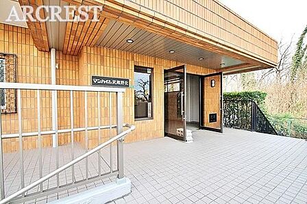 建物の入口は清掃されており、管理体制良好な物件です。デザインもスッキリとした印象ですね!是非一度、現地をご覧になってみませんか?
