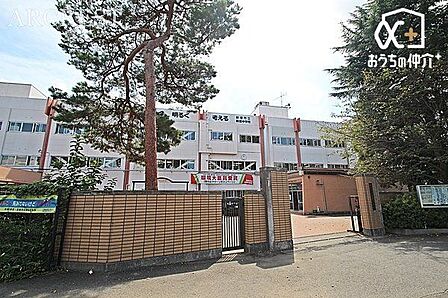 新座市立新座中学校 徒歩20分。市内の中学校で最も伝統あふれる新座中学校! 平林寺や野火止用水、緑の雑木林に囲まれた風情あふれる新座中学校!!! 1600m