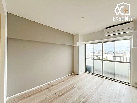 主寝室として使えそうなお部屋です。広めの作りと収納。バルコニーに面し、開放感たっぷりなプライベート空間です。
