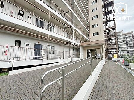建物の入口は清掃されており、管理体制良好な物件です。デザインもスッキリとした印象ですね!是非一度、現地をご覧になってみませんか?