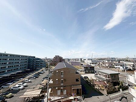 バルコニーからの眺望です!天気の良い日には青空が広がります!