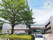所沢市役所 徒歩32分。西武新宿線航空公園駅から徒歩3分で行けます。元々市内中心部に有りましたが、移転しました。様々な施設もあり便利な環境です。 2560m