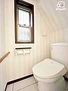 小窓がついた1階のトイレです。自然光が差し込み、明るく開放感のある空間に。換気も良好で、湿気や臭いを気にせず快適に過ごせます。清潔感のある落ち着いた空間で、日常の中でも心地よい時間を提供します。
