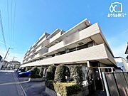 明るく親しみやすい印象のマンション外観。日々の暮らしを心地よく支える、安心の住まいです。