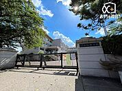 所沢市立安松中学校 徒歩11分。武蔵野線「東所沢駅」近くの広々とした敷地がある中学校でございます。周辺からの評判も良いです！ 840m