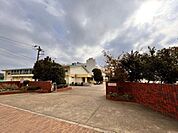 ふじみ野市立　亀久保小学校 徒歩13分。大井中央、亀久保の一部、東久保1、鶴ケ舞1、丸山、南台2、ふじみ野1-4区域 970m