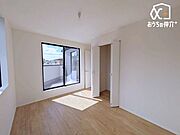 バルコニーに面した寝室は、朝日を浴びながら目覚める心地よさと、開放感を楽しめる贅沢な空間です。