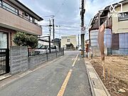 周囲に高い建物もなく開放的な立地です。前面道路は北側4ｍ道路に面しています。車通りも少ない落ち着いた住環境です。
