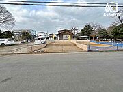 前面道路は見通しが良く、日々の出入りもしやすい環境。落ち着いた雰囲気で、安心して暮らせる立地です。