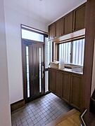 天井高まである玄関収納は、家族分の履物をまとめて収納でき、玄関がスッキリと片付き気持ちの良い空間になります。ちょっとしたお掃除道具も収納できるので毎日の暮らしが豊かになりますね。