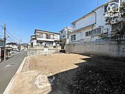 四季の移ろいを感じられる落ち着いた住環境。車通りも少なく、小さなお子様のいるご家庭にも安心な閑静な住宅街に位置しています。