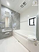 ～・～Bath～・～バスルームは浴室乾燥暖房機も付いてカビ対策もばっちり！洗濯物を干すこともできる乾燥機能付きで、雨の日のお洗濯物も安心です。追い焚き機能もついて、いつでも温かいお風呂に入れます。
