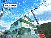 春日幼稚園園児自らが歩いての登園・降園を実施されています。全学年が一緒に遊べるほどの広い庭園があるのも魅力のひとつです。 970m