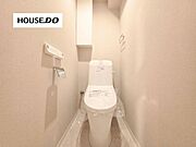 すっきりとした清潔感のあるトイレ空間。毎日使う場所だからこそ、気持ちよさが嬉しいポイントです。