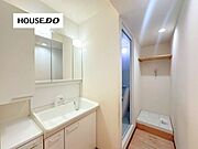洗面室には洗濯機置場を確保。水まわりがまとまっており、家事動線の良さも魅力です。