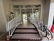 住民の帰りを温かく迎え入れるエントランスです。