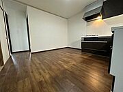 広々DK8.5帖です♪ほこりが目立ちにくい暗い木目のフロア♪