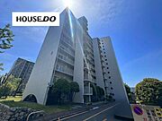 南向きバルコニーにつき陽当り良好なお住まい。スーパー、小・中学校まで徒歩圏内の立地です。