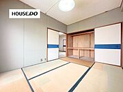 ゆとりある和室は主寝室や客間としても活躍。大容量の押入収納を備え、お布団や季節用品もすっきり整理できます。畳の温もりを感じながら、ゆったりとくつろげる落ち着きのある空間です♪