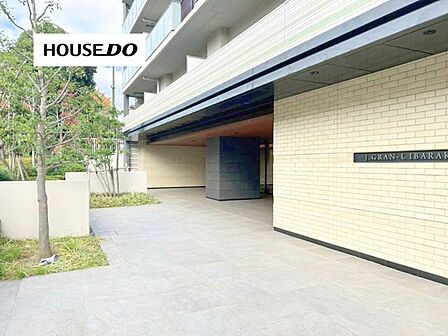植栽に彩られた落ち着きあるエントランスアプローチ。歩道から奥まった設計で、上品な佇まいを演出しています。